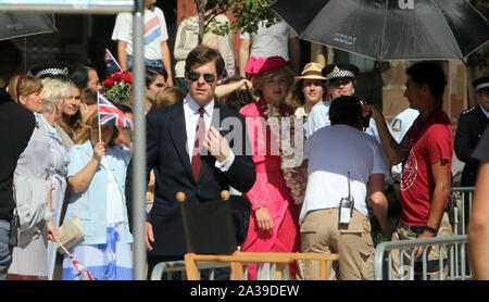 6 octobre 2019 - 6 octobre 2019 (Malaga ) Le centre de Malaga a accueilli ce dimanche le tournage de nouveaux chapitres de la quatrième saison de la Couronne, la série produite par Netflix qui raconte des moments différents dans la vie de la reine Elizabeth II et de la famille royale britannique. Parmi les nombreux acteurs qui ont joué dans la journée a été l'actrice Emma Corrin, qui joue Lady Di dans cette quatrième saison de la Couronne, la série qui recrée la biographie de la reine Elizabeth II d'Angleterre. Pendant ce temps, la troisième saison s'ouvre sur Netflix on 17 Novembre Crédit : Lorenzo Carnero/ZUMA/Alamy Fil Live News Banque D'Images