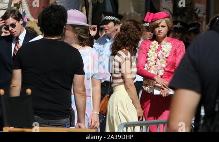 6 octobre 2019 - 6 octobre 2019 (Malaga ) Le centre de Malaga a accueilli ce dimanche le tournage de nouveaux chapitres de la quatrième saison de la Couronne, la série produite par Netflix qui raconte des moments différents dans la vie de la reine Elizabeth II et de la famille royale britannique. Parmi les nombreux acteurs qui ont joué dans la journée a été l'actrice Emma Corrin, qui joue Lady Di dans cette quatrième saison de la Couronne, la série qui recrée la biographie de la reine Elizabeth II d'Angleterre. Pendant ce temps, la troisième saison s'ouvre sur Netflix on 17 Novembre Crédit : Lorenzo Carnero/ZUMA/Alamy Fil Live News Banque D'Images