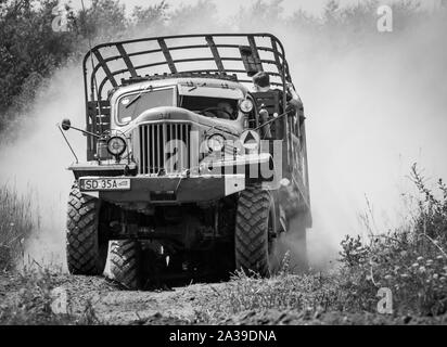 Sortie rapide du camion hors route soviétique ZIL-157 avec des spectateurs lors de rassemblement de véhicules militaires de l'opération "Tempête" à Trzebinia, Pologne Banque D'Images