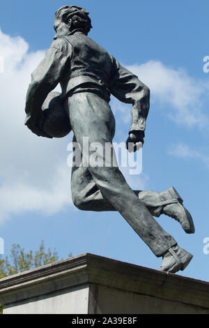 Statue de William Webb Ellis à l'extérieur de l'école de Rugby, Warwickshire Banque D'Images