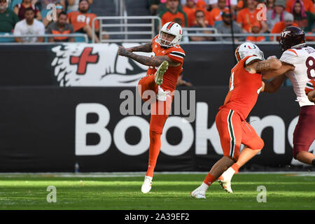 Miami Gardens, Florida, USA. 5ème Oct, 2019. # 94 Lou Hedley de Miami en action au cours de la NCAA football match entre le Miami les ouragans et le Virginia Tech Hokies à Miami Gardens, en Floride. Les Hokies défait les Hurricanes 42-35. Credit : csm/Alamy Live News Banque D'Images