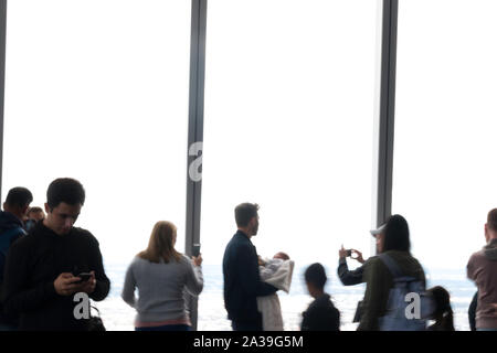 Affichage des visiteurs dans la ville de New York un observatoire mondial au Sommet de One World Trade Center, NEW YORK, USA Banque D'Images