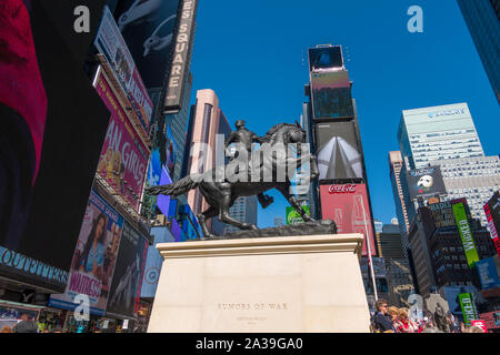 "Les rumeurs de guerre' sculpture par Kehinde Wiley est exposée temporairement dans Times Square, New York City, USA Banque D'Images