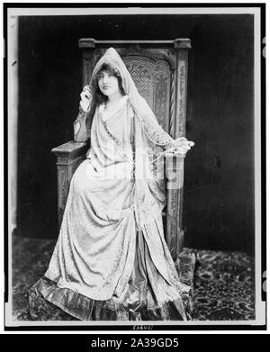 Sarah Bernhardt, portrait en pied, en costume, assis, en face légèrement à gauche Banque D'Images