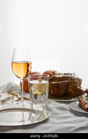 Turquie près de citrouilles grillées tout près de lunettes avec vin rose et de l'eau citronnée isolé sur gray Banque D'Images