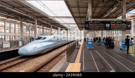 Shinkansen, train à grande vitesse sur les pistes s'arrête à la plate-forme, gare, Hiroshima, Japon modifier Banque D'Images