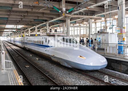 Shinkansen, train à grande vitesse sur les pistes de la plate-forme, de la gare, Hiroshima, Japon Banque D'Images