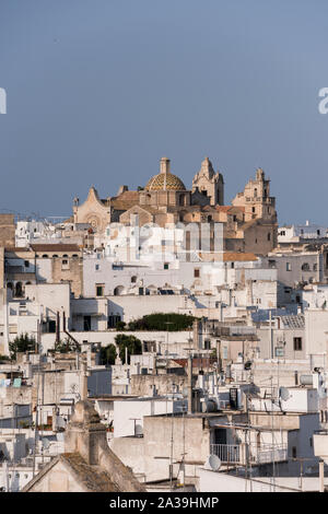 Vue sur la vieille ville d'Ostuni, connue comme la Ville Blanche (Citta Bianca), Pouilles, Italie. Banque D'Images