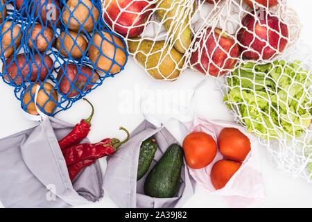 Vue de dessus de fruits et légumes frais dans des sacs eco friendly isolated on white Banque D'Images