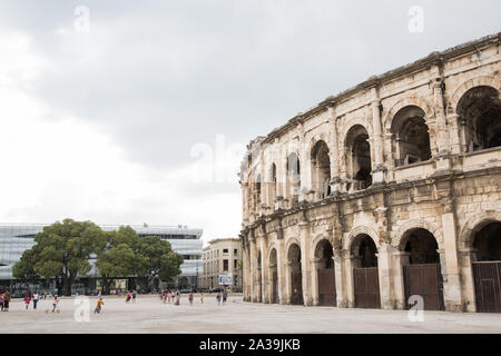 Nîmes, France. 19 août, 2019. Une vue vers le Musée de la Romanité (l) et l'amphithéâtre romain (Arènes de Nîmes). Credit : Mark Kerrison/Alamy Banque D'Images