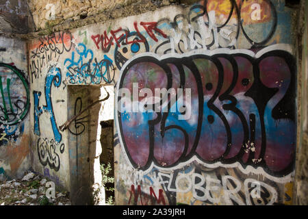 Uzès, France. 21 août, 2019. Graffiti dans les ruines d'une tour près de la source de l'Eure. Credit : Mark Kerrison/Alamy Live News Banque D'Images