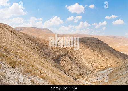 Paysage de montagne sèche du désert sans arbre en Palestine Banque D'Images