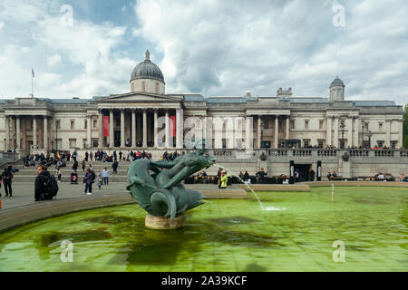 Trafalgar Square, en face de la National Gallery, à Londres, Angleterre, Royaume-Uni, Europe. Banque D'Images