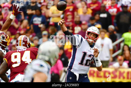 Landover, United States. 06 Oct, 2019. New England Patriots quarterback Tom Brady (12) lance contre le déplacement vers les Redskins de Washington au cours de la première moitié d'un match de la NFL à FedEx Field à Landover, Maryland, dimanche, Octobre 6, 2019. Photo de David Tulis/UPI UPI : Crédit/Alamy Live News Banque D'Images