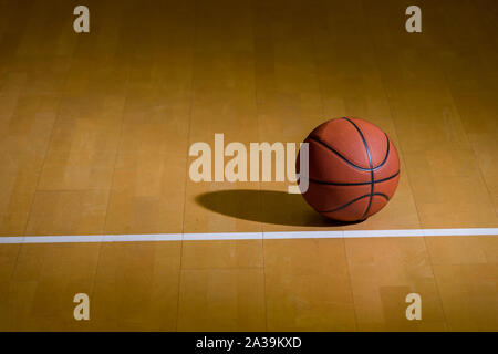 Un terrain de basket-ball sur le plancher en bois en arrière-plan Banque D'Images