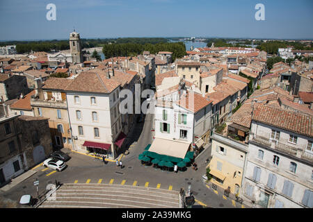 Arles, France. 29 août, 2019. Une vue sur la ville à partir de l'amphithéâtre romain (Arènes d'Arles), qui date de 90MA. Credit : Mark Kerrison/Alamy Banque D'Images