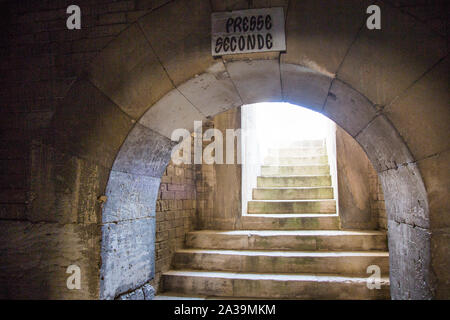 Arles, France. 29 août, 2019. Des mesures pour une galerie sous l'amphithéâtre romain (Arènes d'Arles), qui date de 90MA. Credit : Mark Kerrison/Alamy Banque D'Images