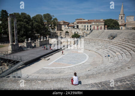 Arles, France. 29 août, 2019. Le théâtre romain, qui a été construit dans l'époque d'Auguste et assis autour de 8 000. Credit : Mark Kerrison/Alamy Live N Banque D'Images