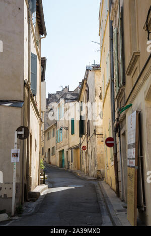 Arles, France. 29 août, 2019. Une rue étroite bordée de maisons. Credit : Mark Kerrison/Alamy Live News Banque D'Images