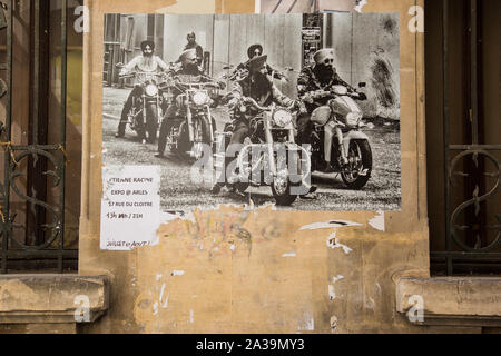 Arles, France. 29 août, 2019. Les vestiges d'une affiche pour un événement sur le mur d'un bâtiment ancien. Credit : Mark Kerrison/Alamy Live News Banque D'Images