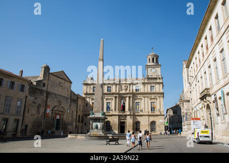 Arles, France. 29 août, 2019. La place de la République, avec St Anne's Church sur la gauche, l'obélisque et l'hôtel de ville au milieu et la cathédrale o Banque D'Images