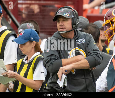 Redskins de Washington l'entraîneur-chef Jay Gruden observe le quatrième trimestre l'action contre les New England Patriots au FedEx Field à Landover, Maryland le dimanche, Octobre 6, 2019. Les Patriotes a gagné le match 33 - 7.Credit : Ron Sachs/CNP | conditions dans le monde entier Banque D'Images