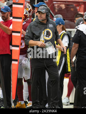 Redskins de Washington l'entraîneur-chef Jay Gruden observe le quatrième trimestre l'action contre les New England Patriots au FedEx Field à Landover, Maryland le dimanche, Octobre 6, 2019. Les Patriotes a gagné le match 33 - 7.Credit : Ron Sachs/CNP | conditions dans le monde entier Banque D'Images