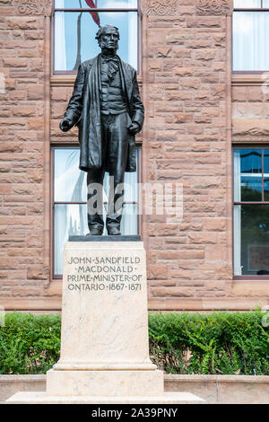 Statue de John Sandfield Macdonald à Queen's Park à Toronto. Macdonald a été le premier premier ministre de la province de l'Ontario de 1867-1871. Banque D'Images