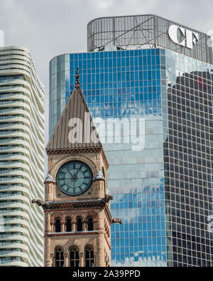 Tour de l'horloge de la vieille ville historique de Hall à Toronto Ontario Canada Dans un contexte de bâtiments modernes en verre et en acier.