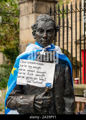 Statue de Robert Fergusson drapée de saltire lors du rallye Scottish Independence « All Under One Banner - AUOB » - Edimbourg - 05 octobre 2019 Banque D'Images