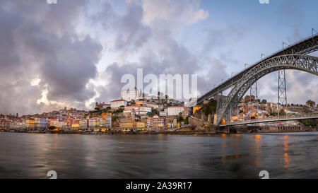 Ville de Porto au coucher du soleil, vue de Cais de Gaia sur la rivière Douro Banque D'Images