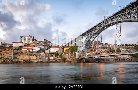 Ville de Porto au coucher du soleil, vue de Cais de Gaia sur la rivière Douro Banque D'Images