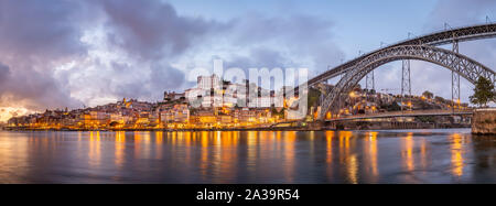 Ville de Porto au coucher du soleil, vue de Cais de Gaia sur la rivière Douro Banque D'Images