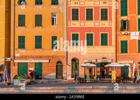 Maison Italienne colorés façades et commerces le long de la Via Giuseppe di Garibaldi à Gênes, Ligurie, UK Banque D'Images