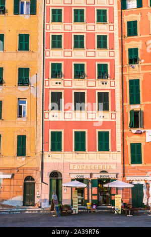 Italien colorés façades le long de la Via Giuseppe di Garibaldi à Gênes, Ligurie, UK Banque D'Images