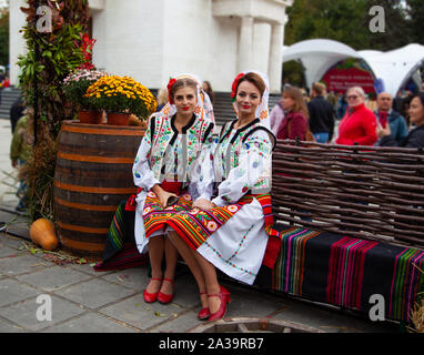 Chisinau, Moldavie - Octobre 5, 2019 : Deux jeunes femmes en costumes traditionnels lors d'un festival balkanique à Chisinau, la capitale de la Moldavie. Reste dans le p Banque D'Images