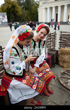 Chisinau, Moldavie - Octobre 5, 2019 : Deux jeunes femmes en costumes traditionnels lors d'un festival balkanique à Chisinau, la capitale de la Moldavie. Reste dans le p Banque D'Images