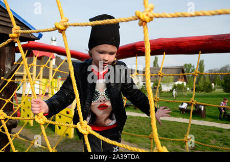 Petite fille jouant à l'aire de jeux. Banque D'Images