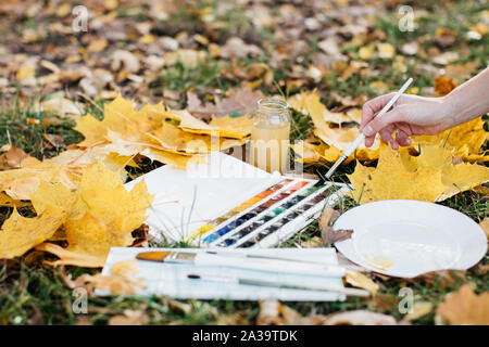 Détendez-vous de l'eau peinture femme couleur art travailler en forêt nature jardin d'automne Banque D'Images