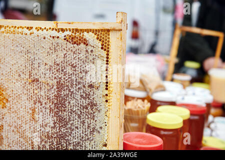 Belle de miel. Un autre miel produits au marché. Miel bio faits maison. Honey Farm. Banque D'Images