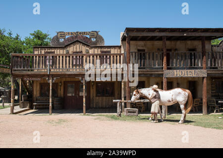 Scène de l'Enchanted Springs Ranch, un ancien parc à thème de l'ouest d'événements spéciaux, le lieu, et fréquente la télévision et film ensemble commercial de Boerne, Texas, au nord-ouest de San Antonio Banque D'Images