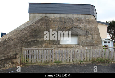 Sword Beach, Normandie 09/10/2017. Bunker allemand, mur de l'Atlantique, prorecting la plage de l'invasion. Maintenant converti. Banque D'Images