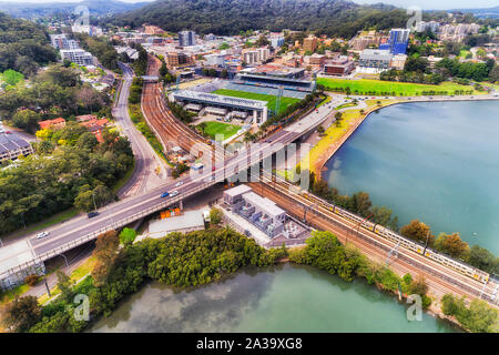 Gosford ville de la CDB sur la côte centrale de l'Australie autour de gare et de l'intersection de Central Coast et le chemin de fer à bord de l'eau de Brisbane wa Banque D'Images