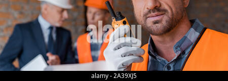 Homme barbu de holding walkie talkie Banque D'Images