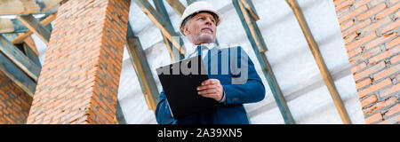 Vue panoramique dans shot of businessman holding clipboard casque Banque D'Images