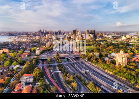 Autoroute à voies multiples Warringah coupant à travers Basse-Côte-Nord banlieue et North Sydney vers Pont du port et de la CDB. Banque D'Images