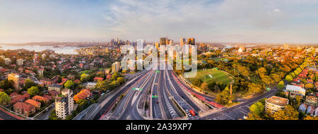 Corridor de transport de Warringah freeway en Basse-Côte-Nord vers le pont du port de Sydney et de la CDB dans l'antenne large panorama. Banque D'Images