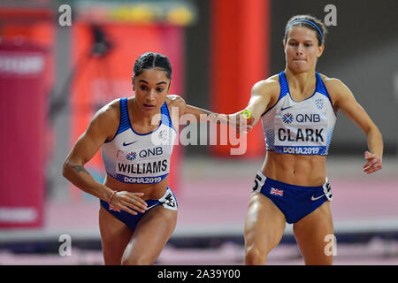 DOHA, QATAR. 06 Oct, 2019. Zoey Clark (à droite), Jodie Williams (à gauche) la concurrence sur 100m femmes finale du relais de jour 10 de l'IAAF World Athletics Championships - 2019 de Doha à Khalifa International Stadium le dimanche, Octobre 06, 2019 À DOHA, QATAR. Credit : Taka G Wu/Alamy Live News Banque D'Images