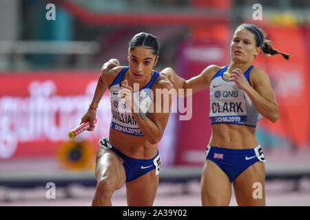 DOHA, QATAR. 06 Oct, 2019. Zoey Clark (à droite), Jodie Williams (à gauche) la concurrence sur 100m femmes finale du relais de jour 10 de l'IAAF World Athletics Championships - 2019 de Doha à Khalifa International Stadium le dimanche, Octobre 06, 2019 À DOHA, QATAR. Credit : Taka G Wu/Alamy Live News Banque D'Images