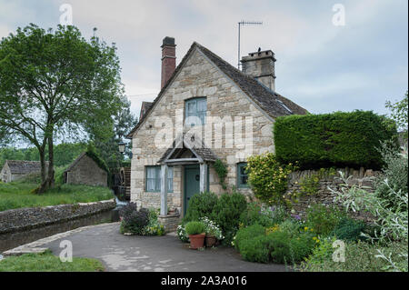 L'ancien moulin le long de la rivière Eye, dans le magnifique village de Lower Slaughter, Cotswolds, Gloucestershire, Angleterre, Royaume-Uni, Banque D'Images